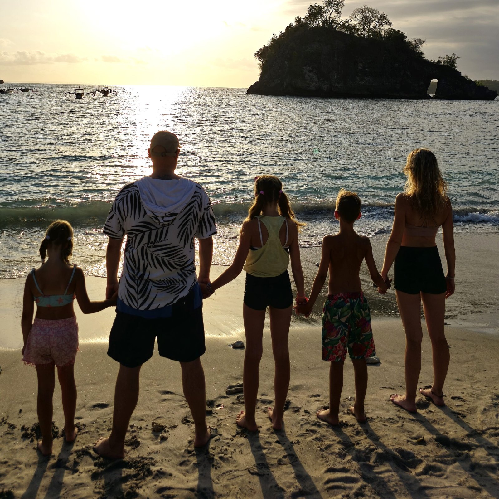 Familie foto ondergaande zon cristal Bay Nusa Penida